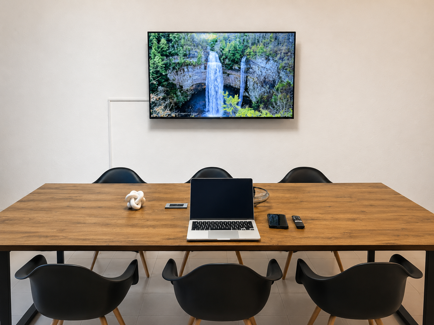 Mesa de trabajo con pantalla en Ideadora Hub